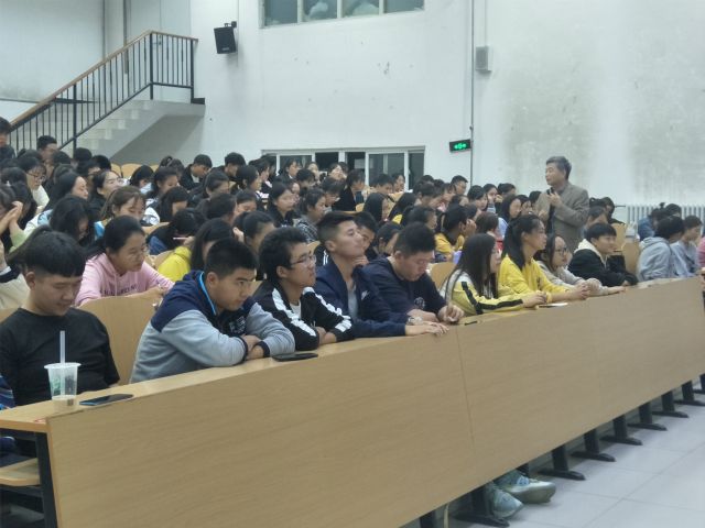 刘小明教授应邀为太阳集团tcy8722学子做专题讲座