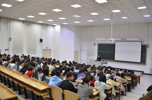 刘小明教授为我集团学子开展关于考证考研主题讲座