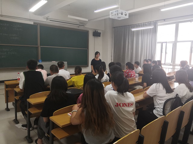 焦晶老师为行管1601班开展第一周学业导师见面会