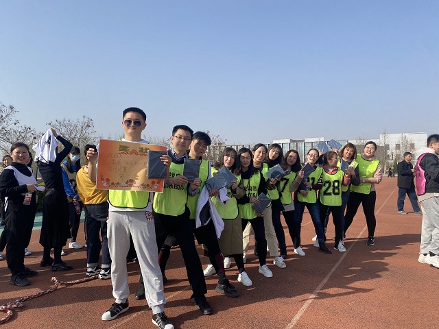 我集团举办教职工拔河比赛