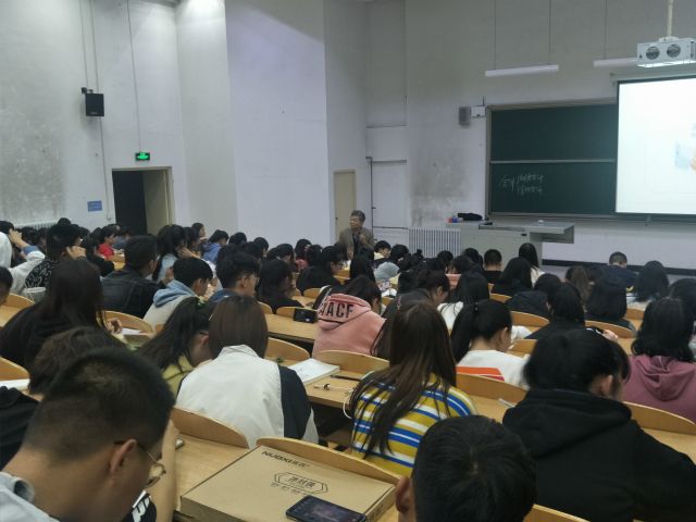 刘小明教授应邀为太阳集团tcy8722学子做专题讲座