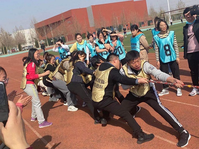 我集团举办教职工拔河比赛