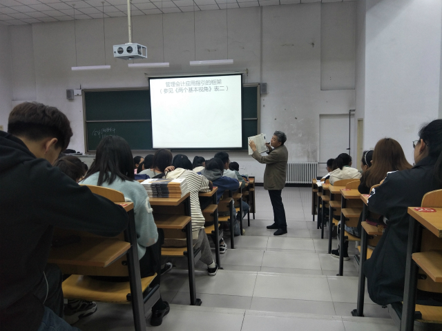 刘小明教授应邀为我集团学子做专题讲座
