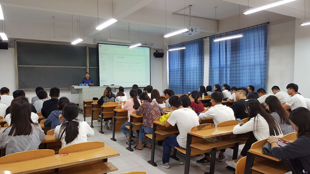 太阳集团tcy8722召开学业导师师生见面会