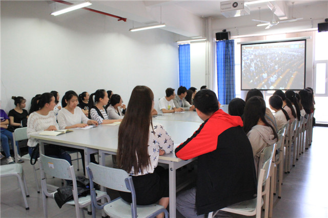 太阳集团tcy8722组织师生观看纪念马克思诞辰200周年大会
