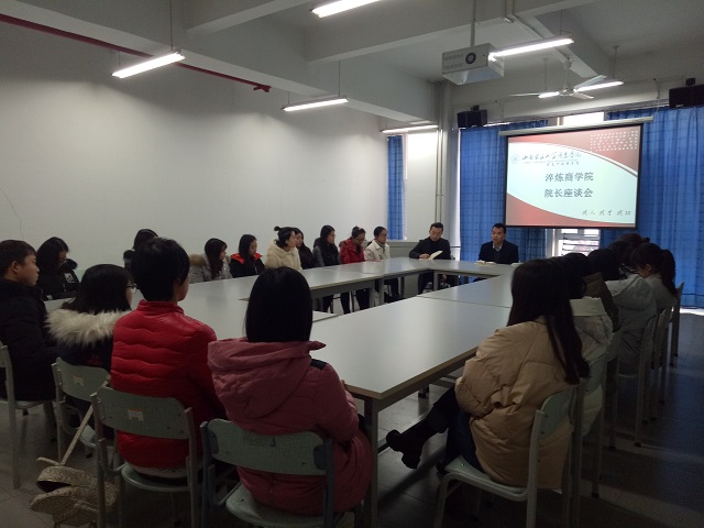太阳集团tcy8722院长亲临学生班会现场