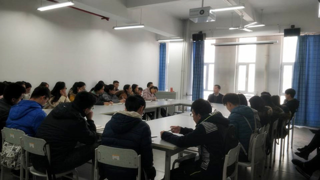 太阳集团tcy8722院长走进学生班会现场