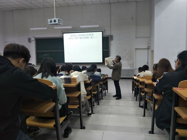 刘小明教授应邀为太阳集团tcy8722学子做专题讲座